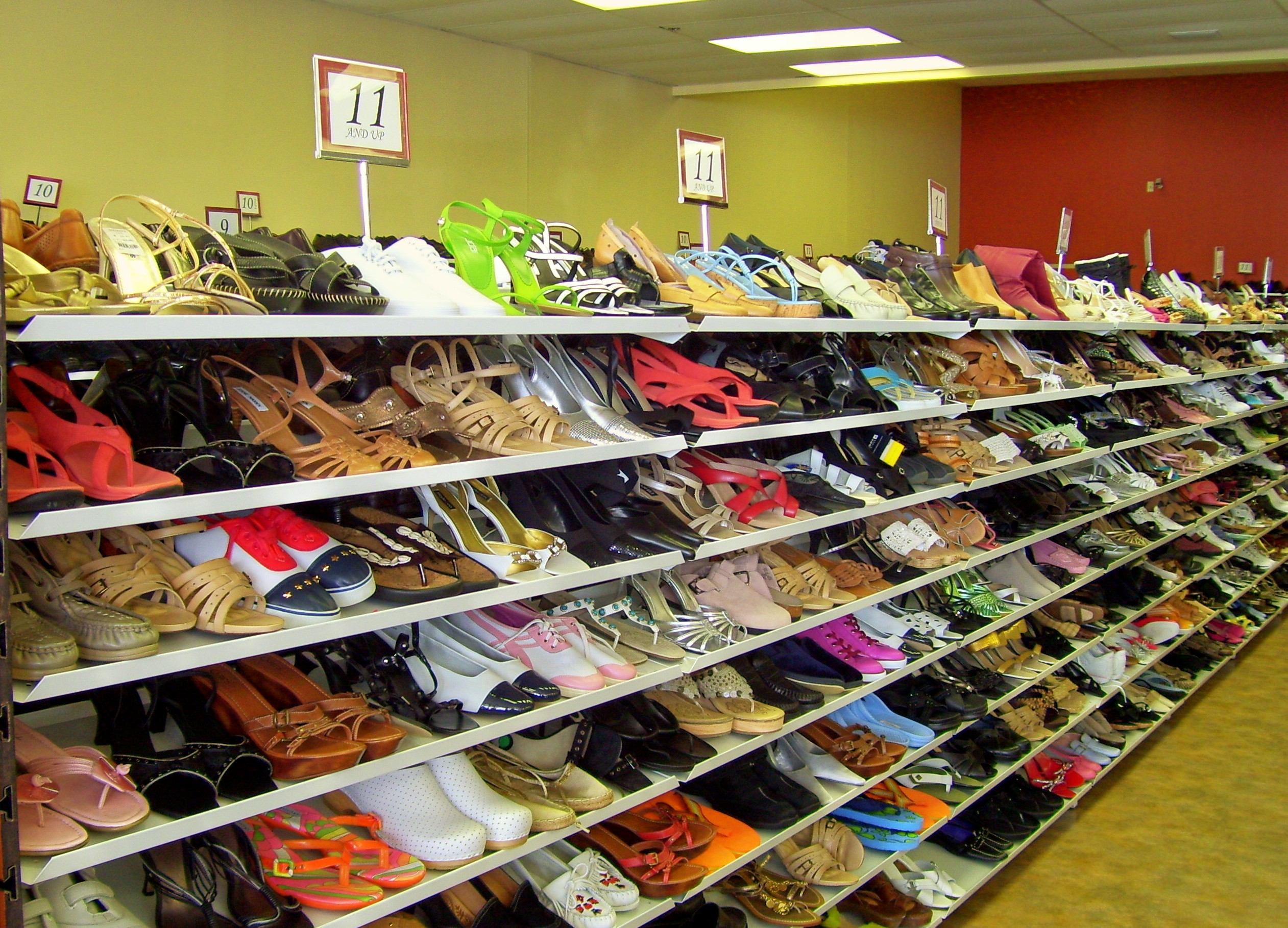 shoe stores that carry women's size 12